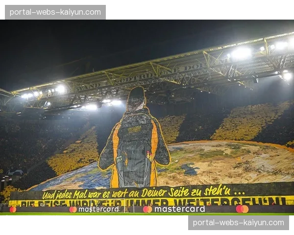 特写：多特蒙德南看台，球迷巨型TIFO致敬即将离队的罗伊斯