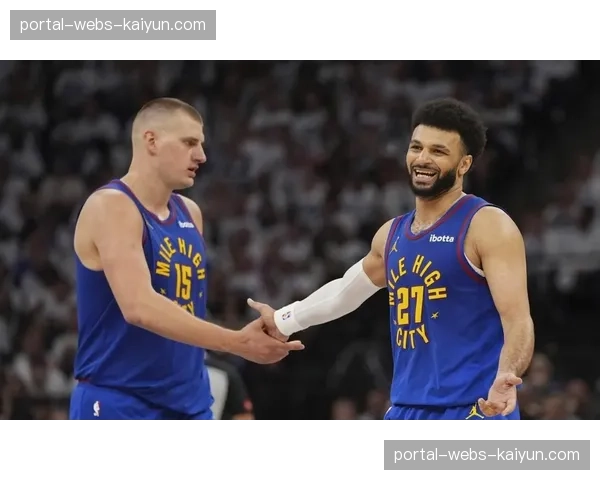 约基奇轰下23分21篮板19助攻后,与穆雷击掌庆祝创纪录之夜 约基奇轰下23分21篮板19助攻后,与穆雷击掌庆祝创纪录之夜